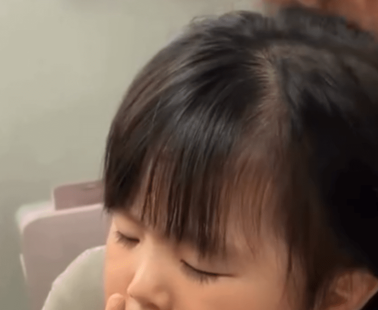 お風呂上り、座りながらウトウトする2歳娘。　→しかし、背後をよく見ると…「たまりません」「ほっこりしました！」