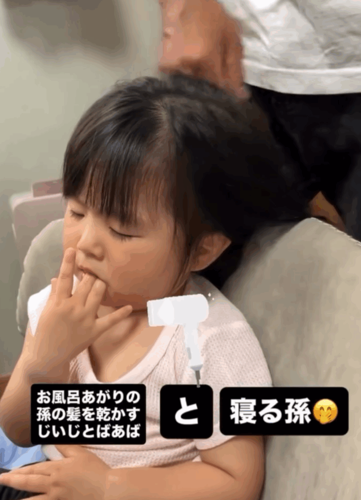 髪を乾かしてもらううちに…（@shiba964887さんより提供）