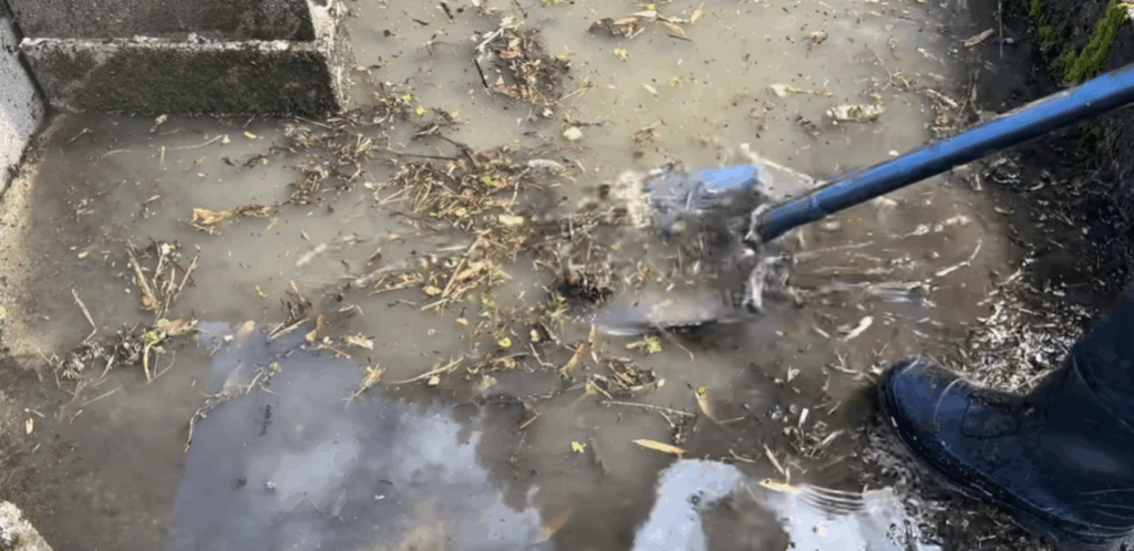 排水溝の詰まりを取る（＠itadori-houseさんより提供）
