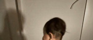 8ヶ月娘を1時間かけて寝かしつけるパパ。ふとママが覗くと…→まさかの光景に「降参w」「うちも同じ」「フォルムたまらん」