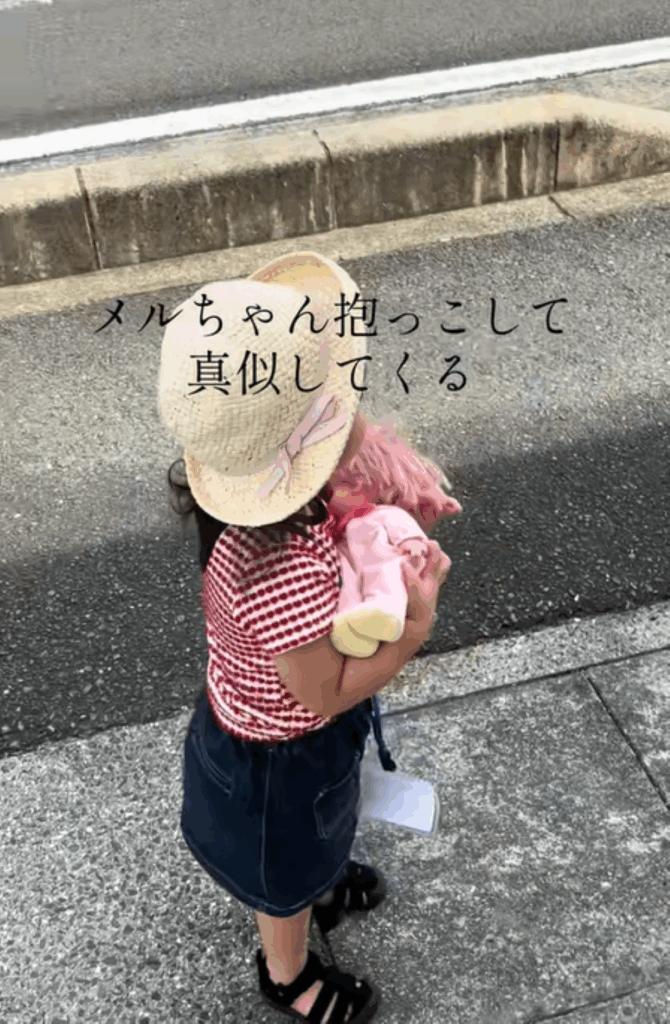 抱っこの真似をする娘さん（＠mao80477さんより提供）