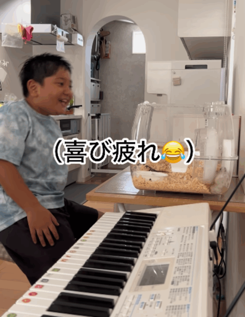 喜び疲れしてしまう息子さん（@kasunday.333さんより提供）