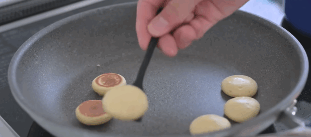 ミニパンケーキを焼く様子（＠yamasantach5734さんより提供）