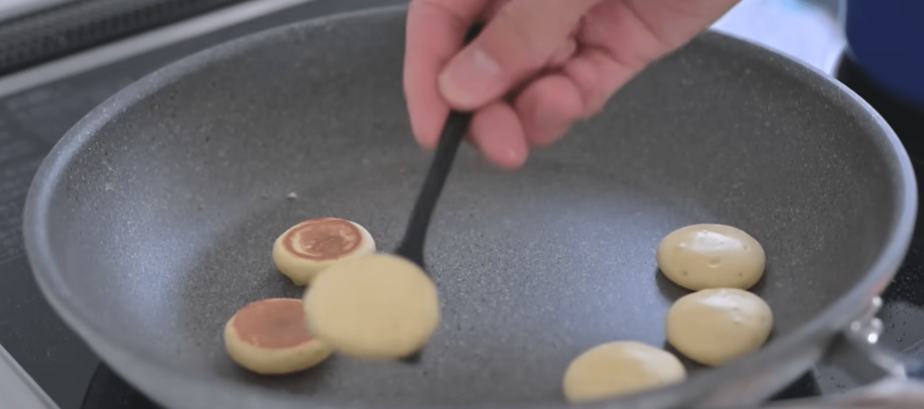 父が3歳娘と作るピクニック弁当　→完成した”内容”に「胸がジーンとなりました」「パパ本当に料理上手」「青空ピクニック最高ですね」　