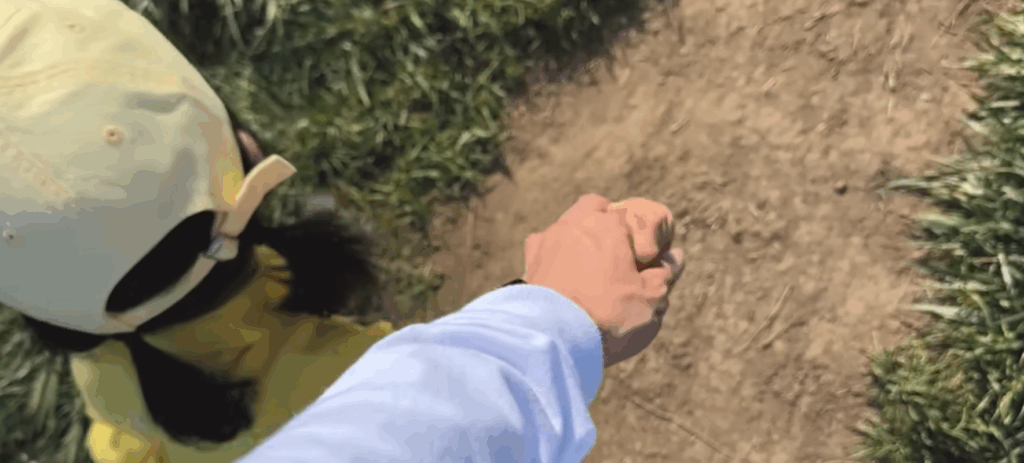 手をつないで山登り（＠yamasantach5734さんより提供）