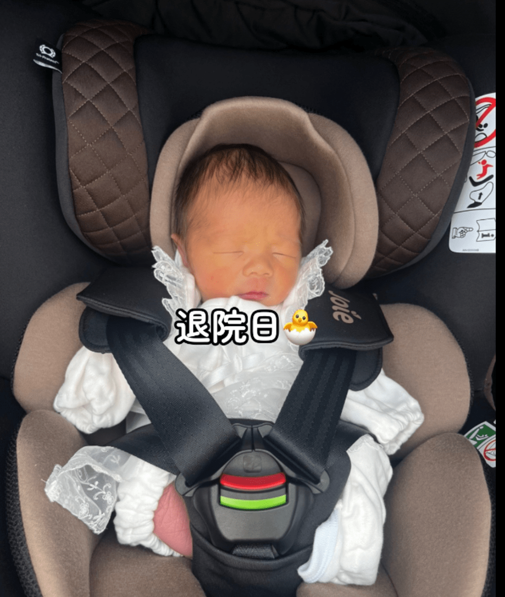 チャイルドシートにすっぽり収まる生まれたての赤ちゃん。半年後の様子に「育ってるううう」「可愛すぎる」
