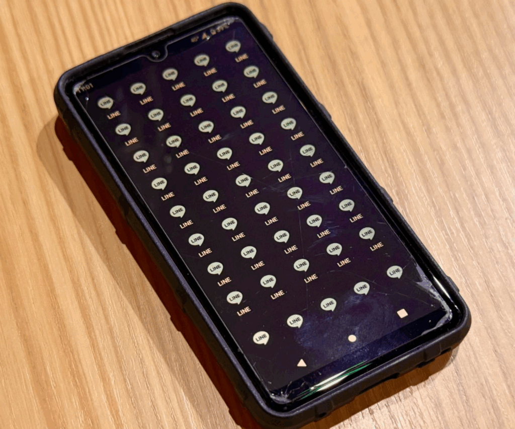 画面にはLINEのアイコンがびっしり（@kasat117さんより提供）