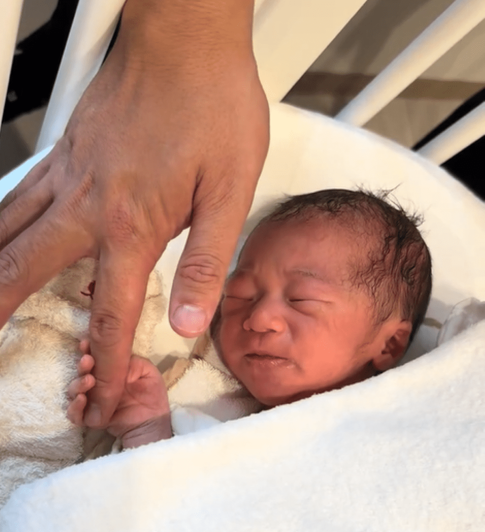 2758gで生まれてきた赤ちゃん。しかし、成長した姿に「うちの子も」「ずっと飲み続けるんだよ」