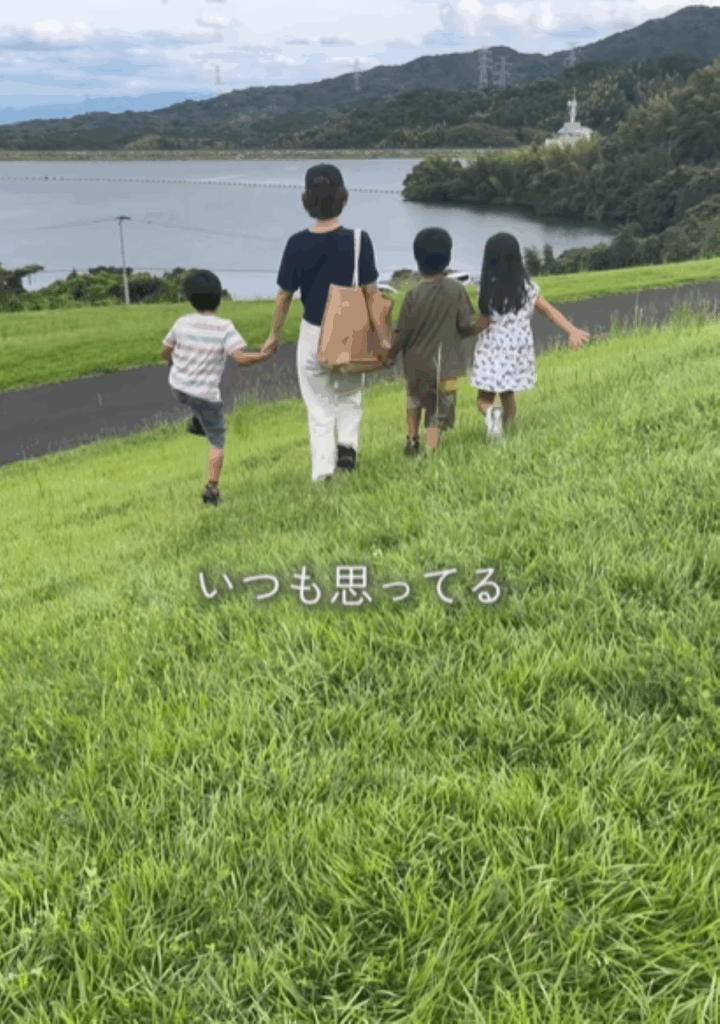 手を取り合う家族（＠yuka_ikuji.hintさんより提供）