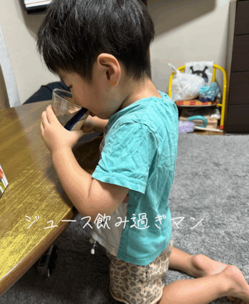 ジュースを飲む息子さん（＠kanadenagiさんより提供）
