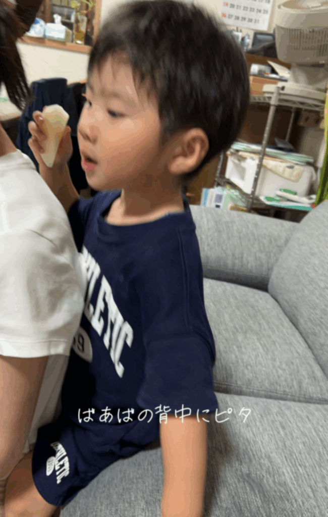 おばあちゃんにくっつく息子さん（＠kanadenagiさんより提供）