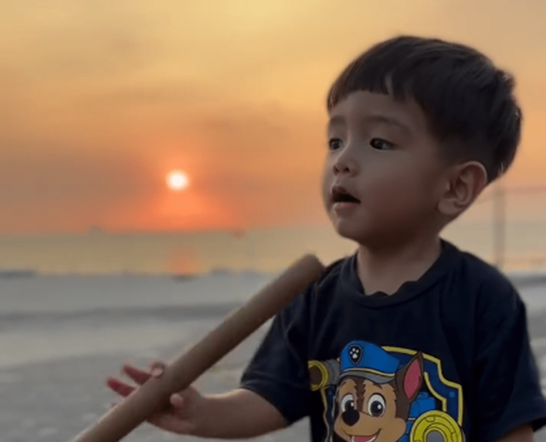 母親「2歳息子の手首がおかしい」まさかの光景に「生まれつきの天才」「前世でやってたね」「人生2回目ですね」