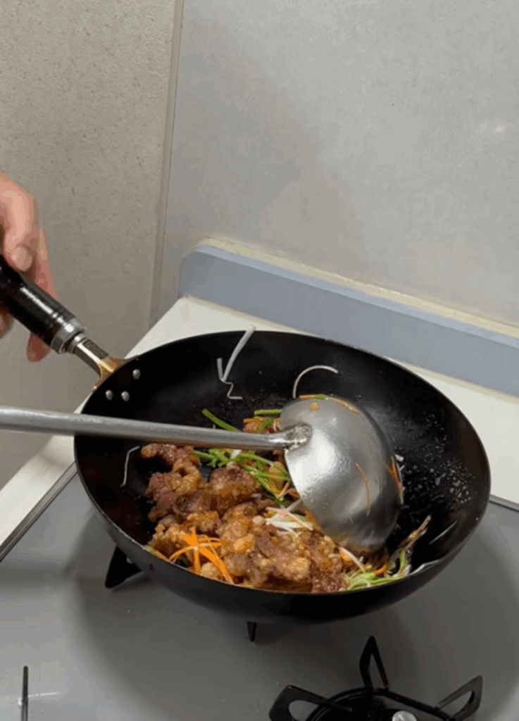 タレを絡めるシーン（＠geegeechukaさんより提供）