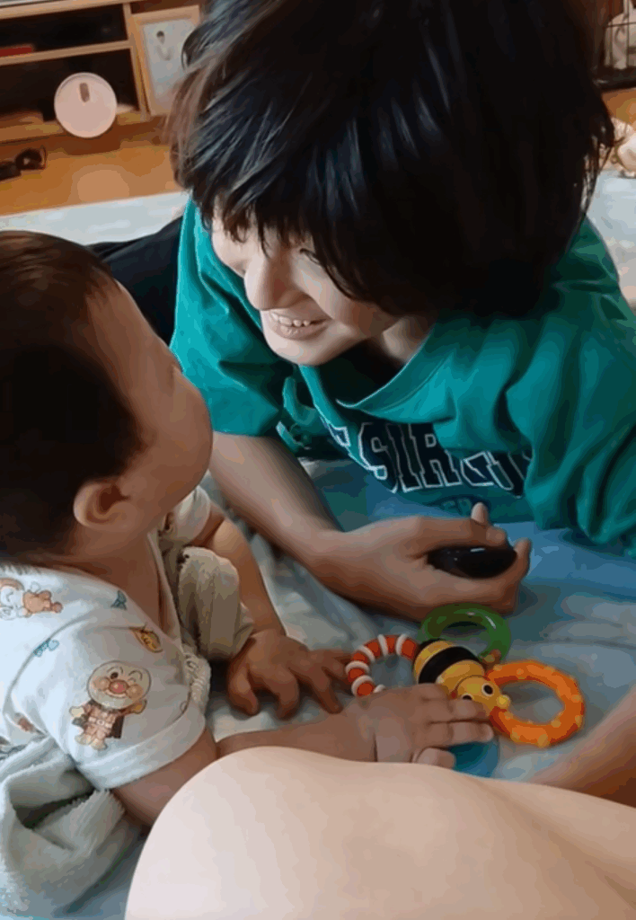 笑顔で見つめ合う様子（＠maoyuimi.mama624さんより提供）