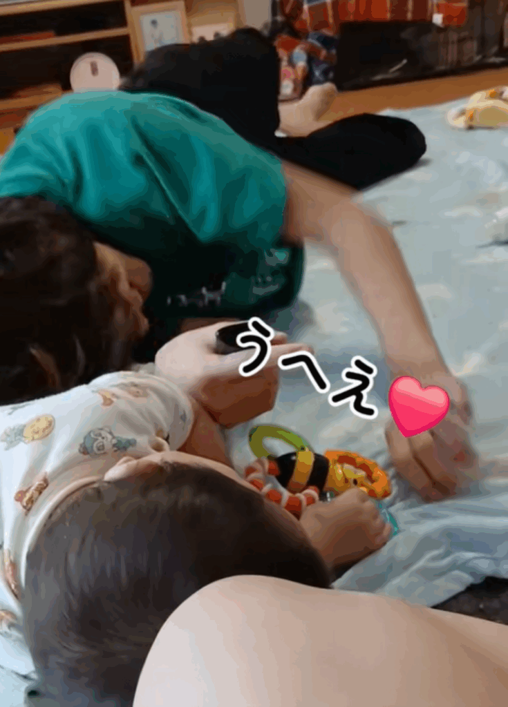 取り合いしても仲良し（＠maoyuimi.mama624さんより提供）