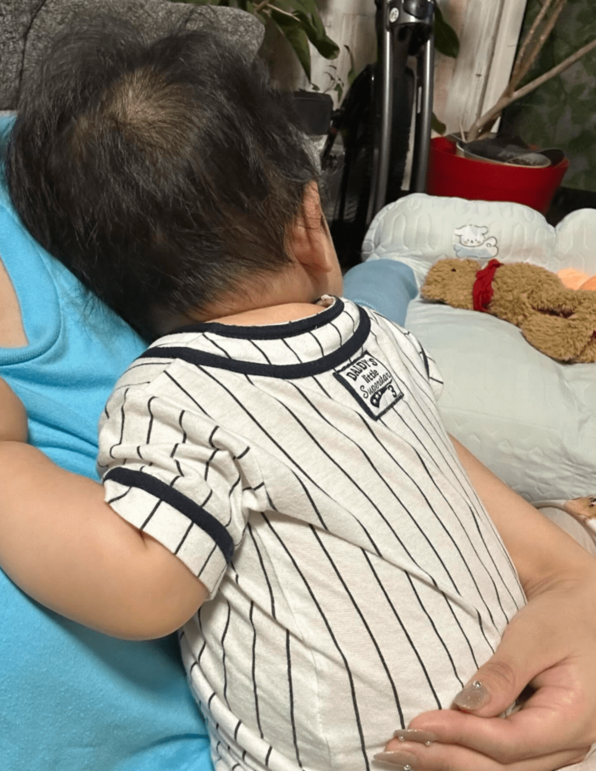 抱っこをして10分…まったく動かない生後8ヶ月の息子に違和感。→顔を確認してみると「宇宙と交信中？」「奇跡」「うちの子も」「可愛すぎるwww」