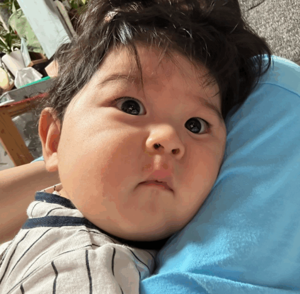 ぱっちりと目を開けて起きている息子さん（@muroyowa4_さんより提供）