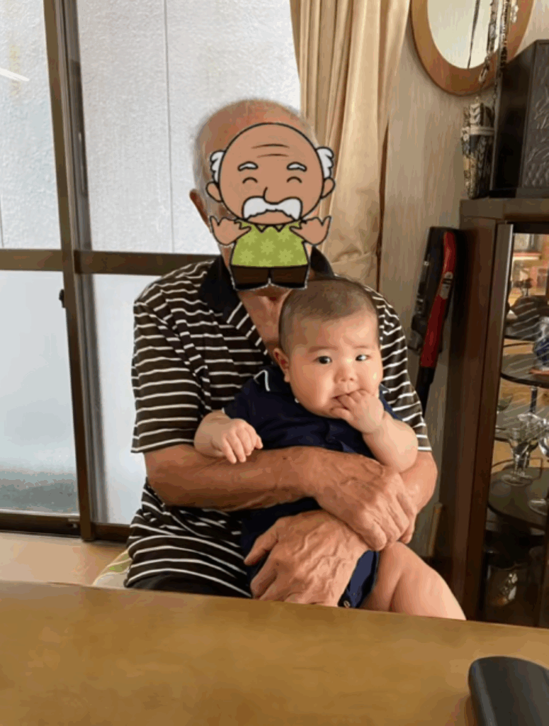 息子さんを抱っこするひいおじいちゃん（＠n_____p.14さんより提供）