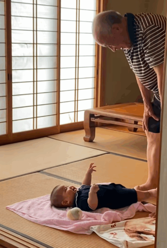 息子さんをあやしている様子（＠n_____p.14さんより提供）