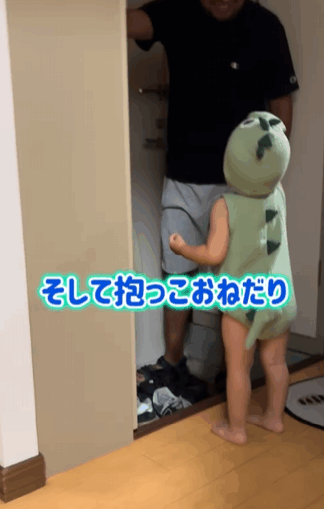抱っこをおねだり（@_shu_toto_さんより提供）