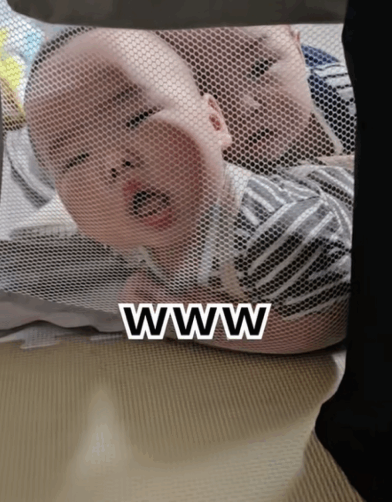 食事中にこちらを見る双子くん（＠usertatunokonkonoko8さんより提供）