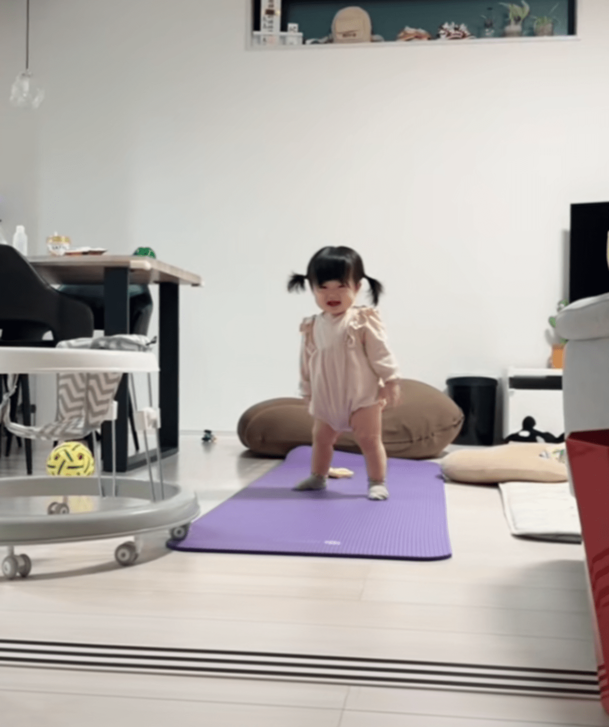 仁王立ちが得意な生後11ヶ月娘。　しかし、直後…母が見た”衝撃の光景”に「涙出てくる」「世界のMVP」「100点！」