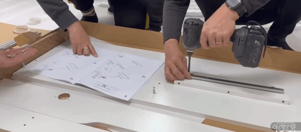 ドレッサーを組み立て中（＠せらのへや-newさんより提供）