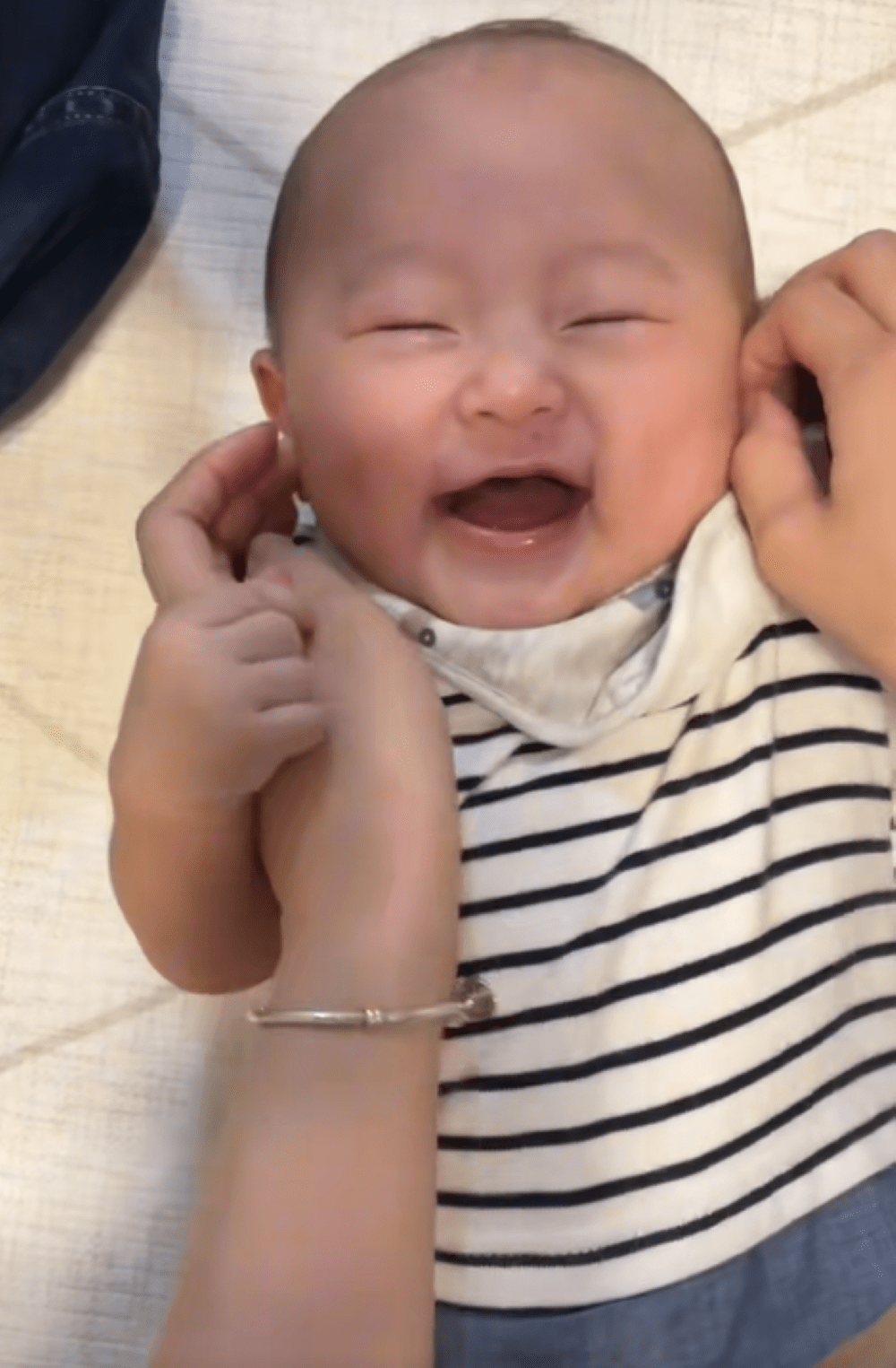 ニコニコな赤ちゃん。しかし、ミルクの時間になると…ママ「え？」驚きの”光景”に「たくましい」「すごい」「男らしい」