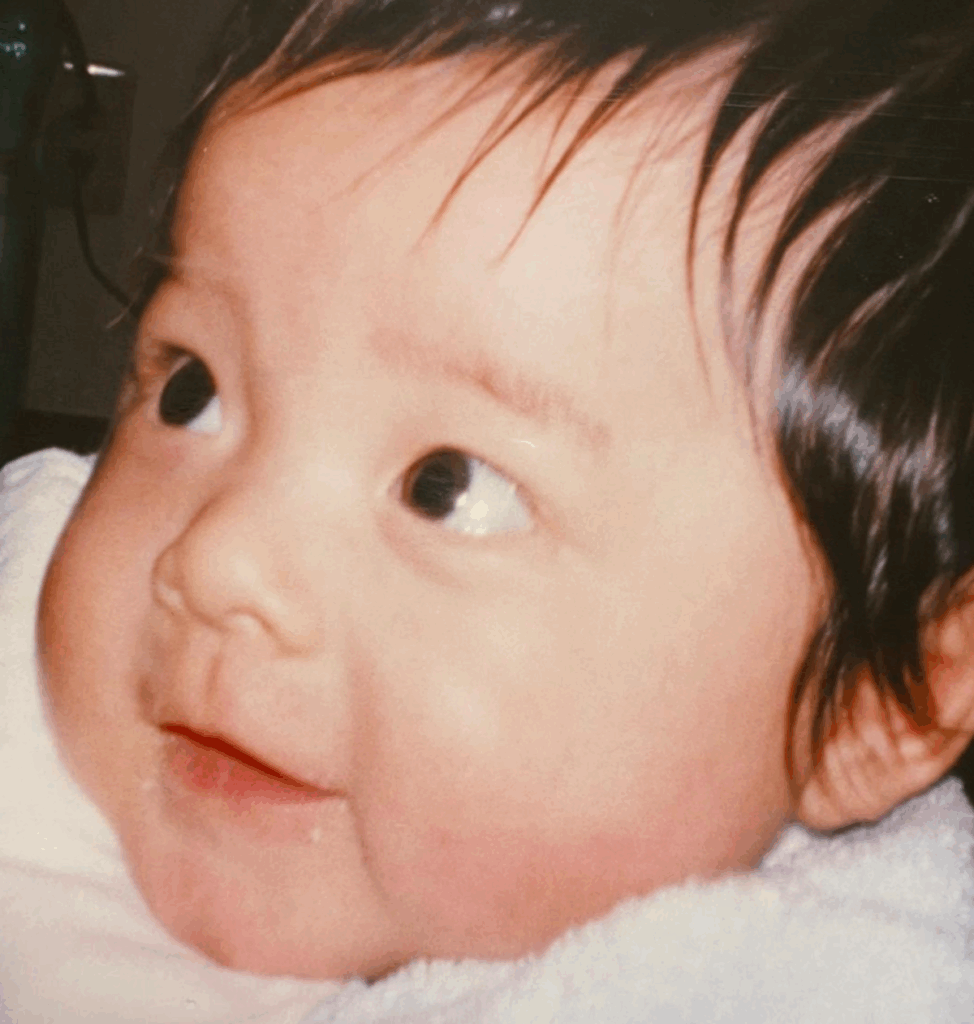 幼い日のパパさん②（@s0___raさんより提供）