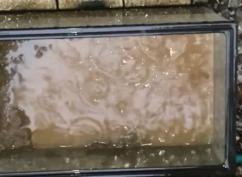 水が染み込んだ泥土（＠RosehipPeachTeaさんより提供）