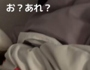 小3娘の寝室を覗いたママ。まさかの光景に…「お顔同じすぎる」「こんなん10分おきに寝室覗く」「電車で声出かけた」