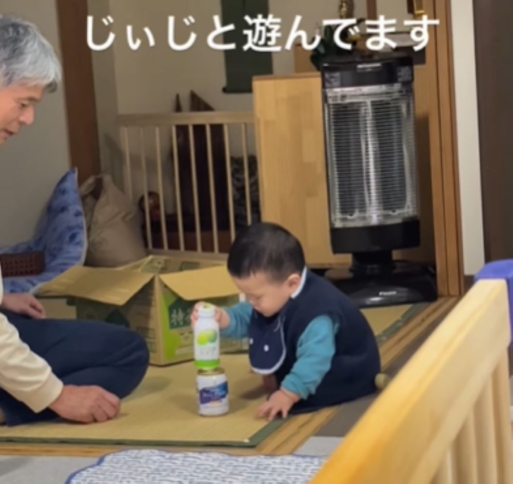 缶を重ねようとする息子さん（＠tarochansan0202さんより提供）