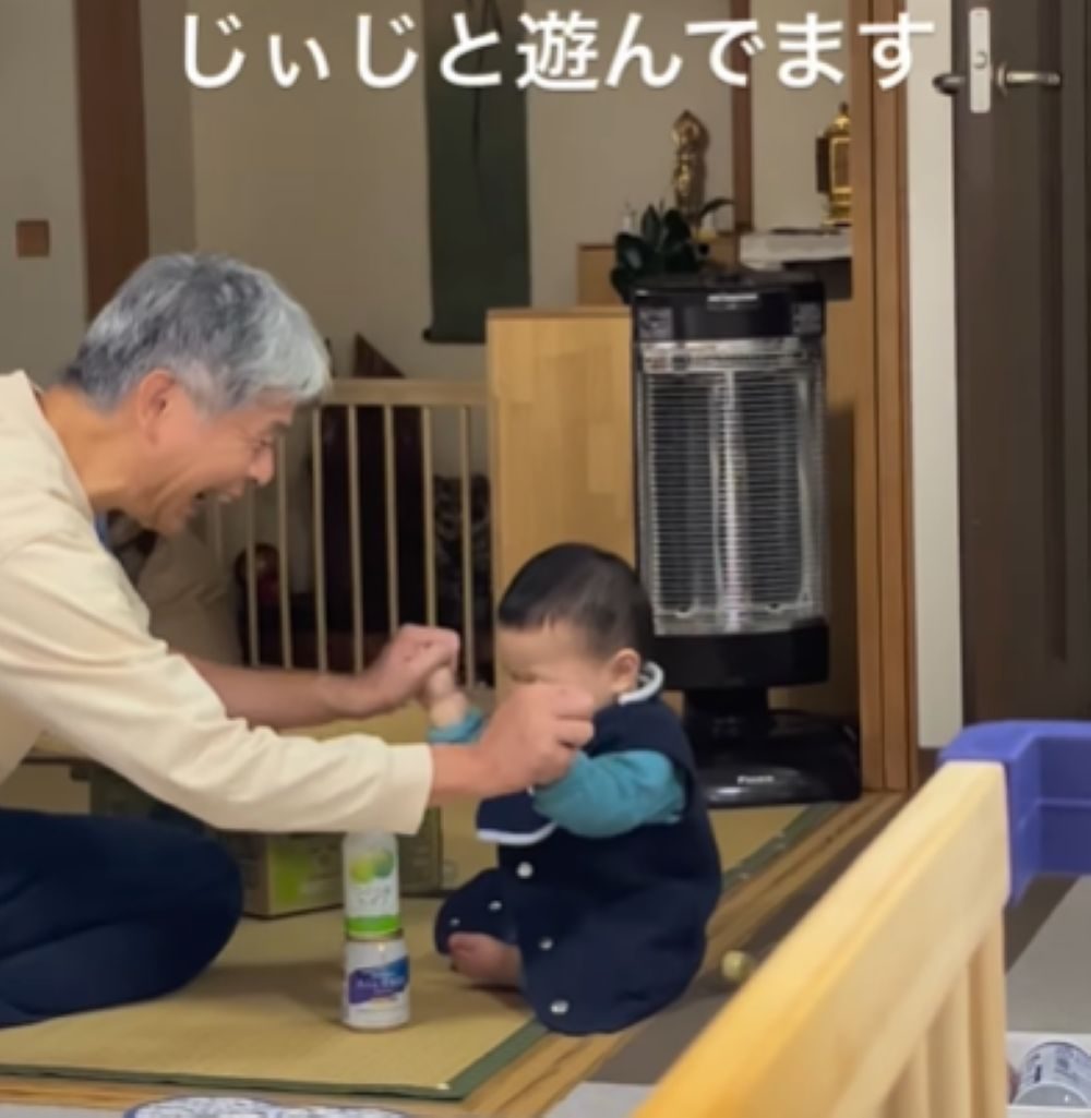 手を握るおじいちゃん（＠tarochansan0202さんより提供）