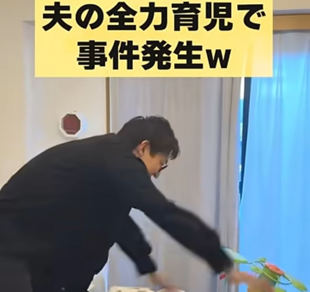 率先して0歳娘のお世話をするパパ。　しかし、ママが見た”まさかの光景”に…「泣きそう」「お腹よじれるｗ」「こんなパパ最高！」