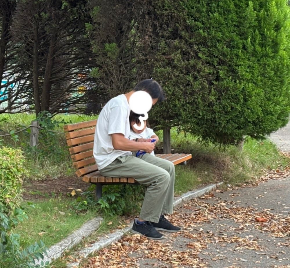 こっそりアイスを食べていた2人（＠saaayan13さんより提供）