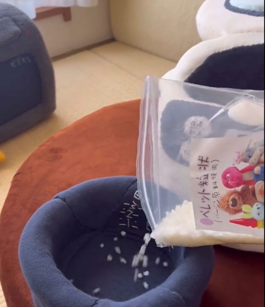 ぬいぐるみ用のペレットを投入（＠torimochiuzura_nuiさんより提供）