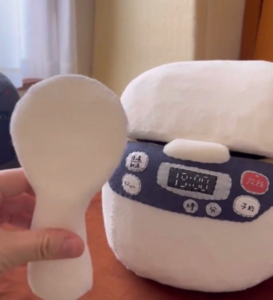 ぬいぐるみのしゃもじ（＠torimochiuzura_nuiさんより提供）