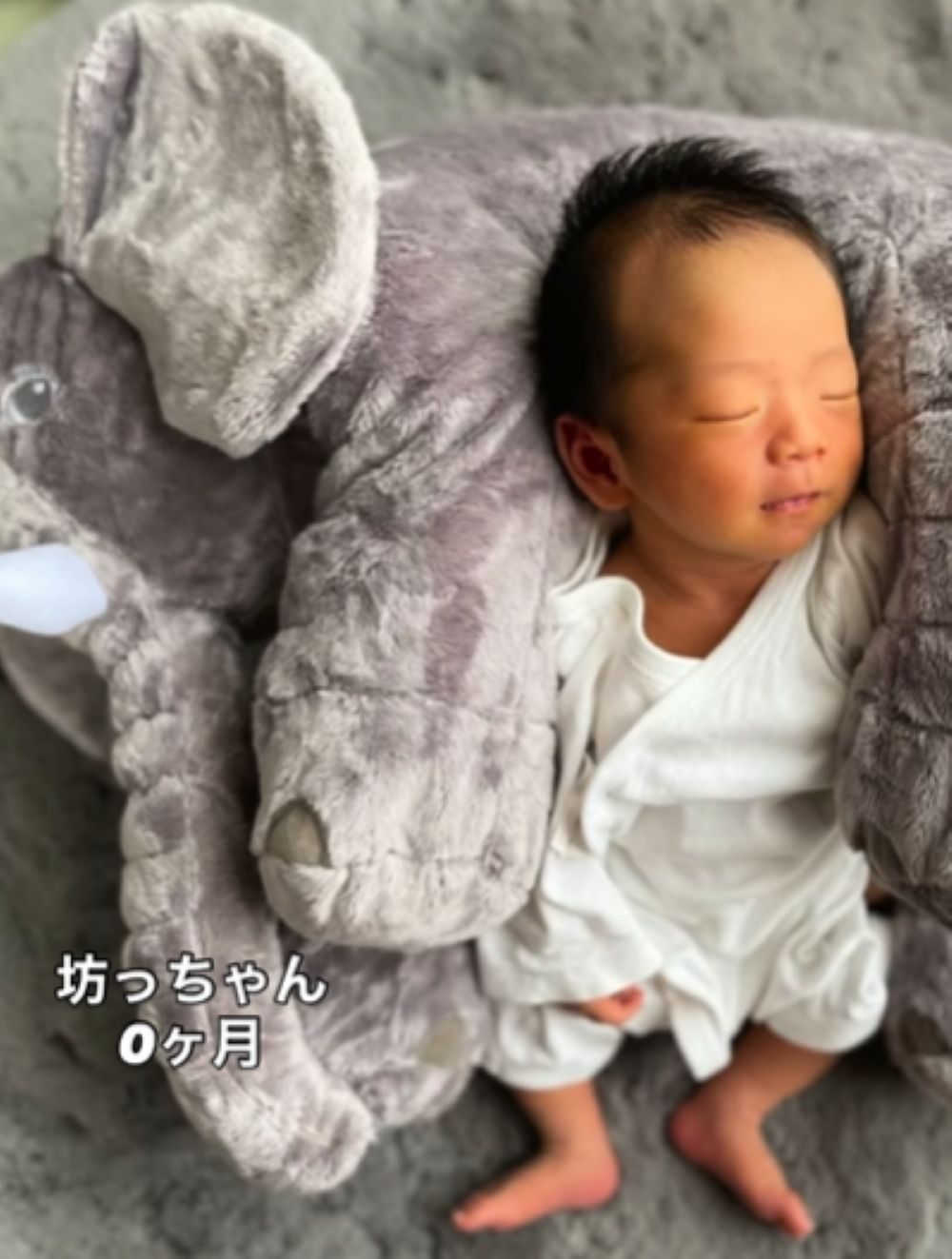 ぬいぐるみを抱いて寝る赤ちゃん。→3年後の姿に「うるうるしちゃった」「大きくなったね」「かわいすぎ」