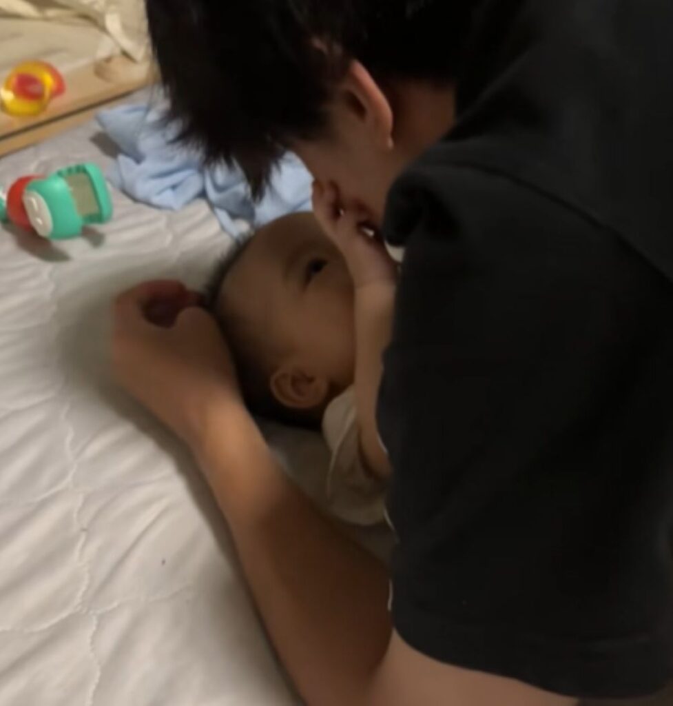 娘さんをあやすパパさん（＠rcsumiさんより提供）