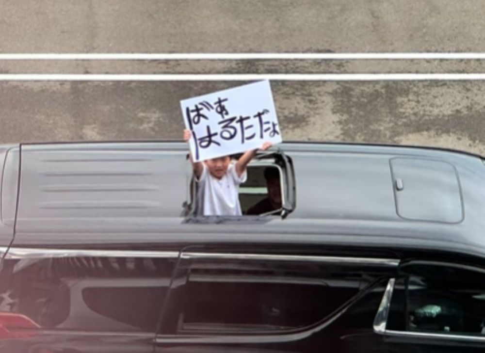 車から顔を出す息子さん（＠koyuuu56さんより提供）