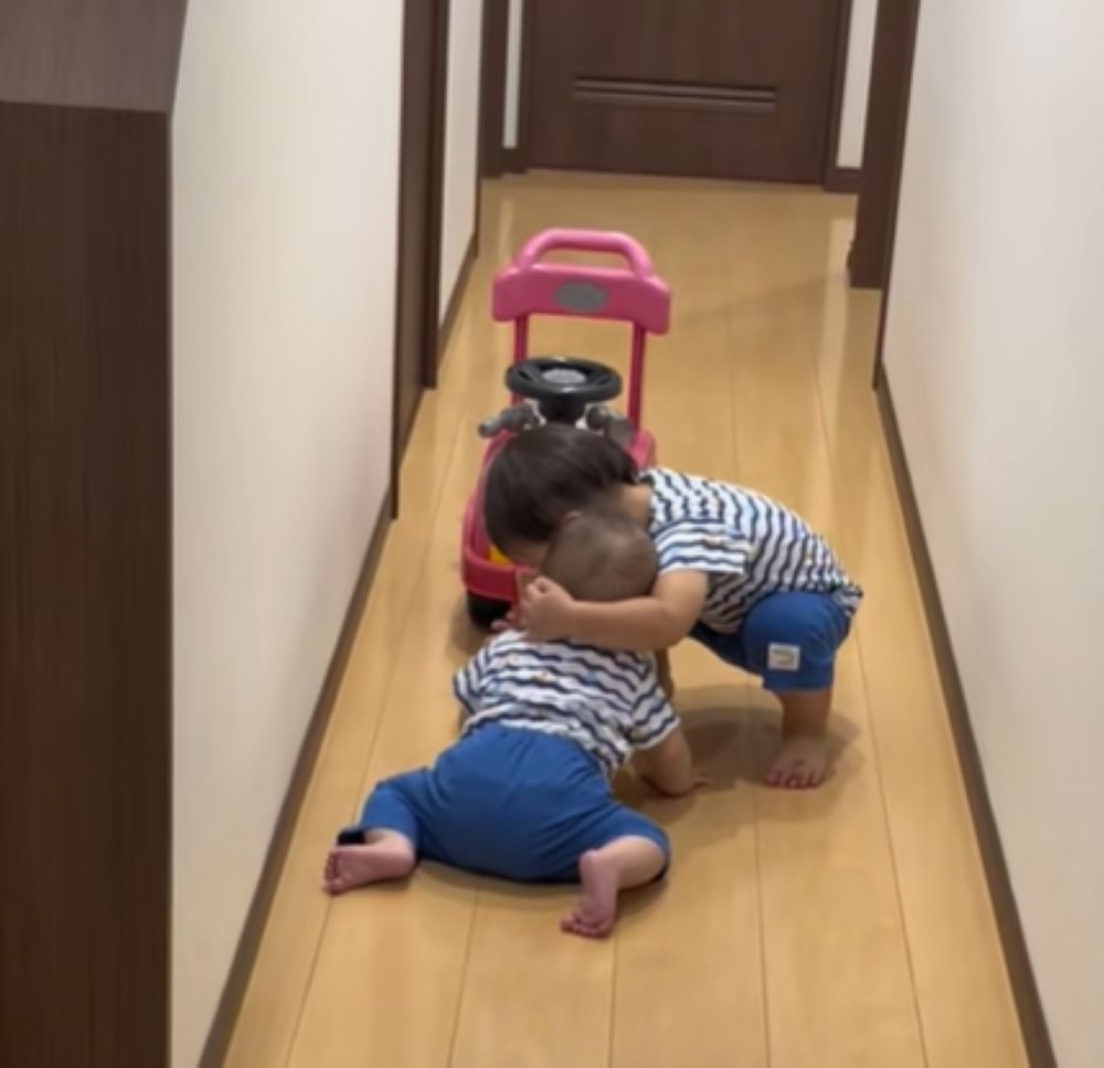 料理中のママ「リビングで待ってて」2歳長男に注意した結果…リビングでの“まさかの光景”に「共鳴してるのおもしろい」「ちょっと嘘泣き」