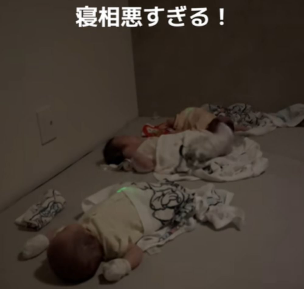 3つ子ちゃんの寝相③（＠neenetomitsugoさんより提供）