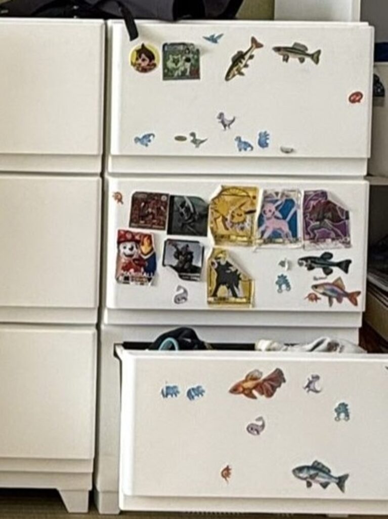 三男くんはお気に入りのシールをペタペタ（＠momo_recipe_1001さんより提供）