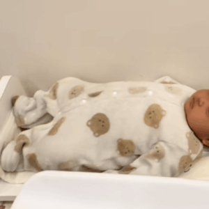 生後1ヶ月半経ち、身長を測る赤ちゃんだが…→撮影された“測定中の姿”に「人生2周目みたいww」「悟ってる」