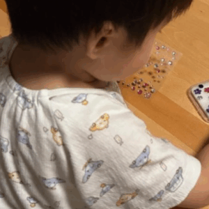 「2歳でこのセンス？」「才能ある」スマホケースのデコレーションを依頼したママ。完成度が高すぎる“完成品”に称賛の声