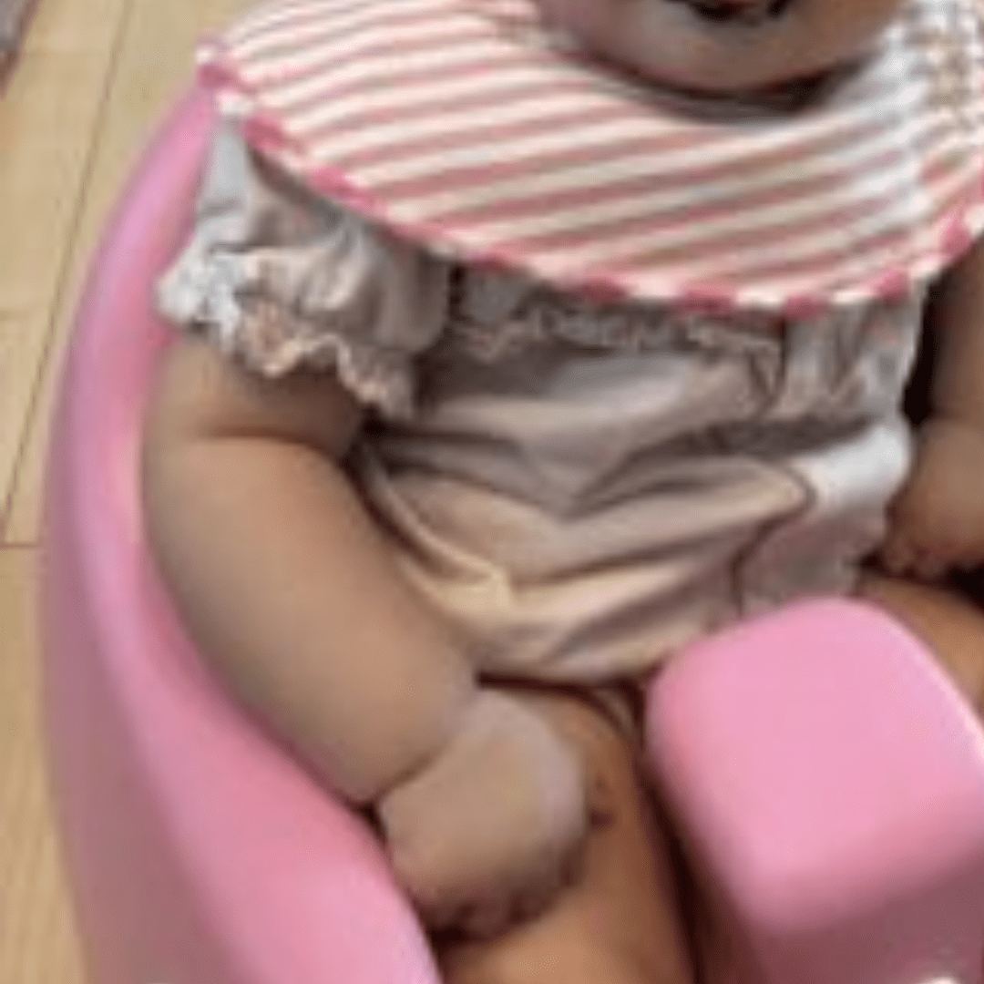 生後7ヶ月娘に、ほうれん草の離乳食を与えるママ。順調に食べ進めるも、赤ちゃんの顔が…「逮捕だ！」「大泥棒ですねw」