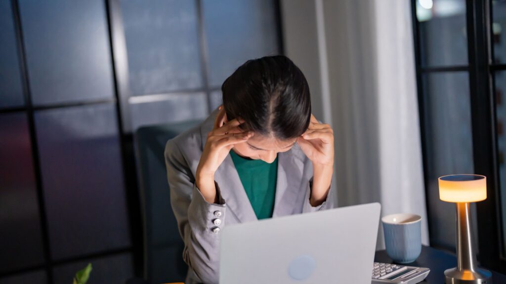 【写真3枚】残業中のデスク