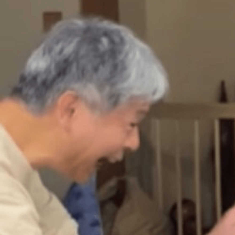 実家に帰省した時のじいじ。しかし、じいじの隣をよく見ると…「どーしよ、尊い…」「表情最高じゃん」「平和過ぎる」