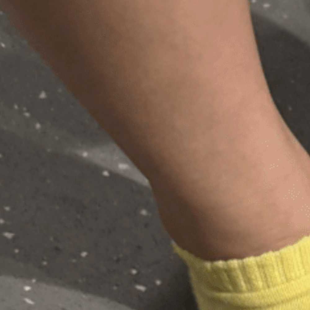 店内で靴を脱いだ女性「何か違和感」→足元を見てみると…気づいた“違和感の原因”に「恥ずかしい」「気まずい」「慌てて家を出たのが失敗だった」