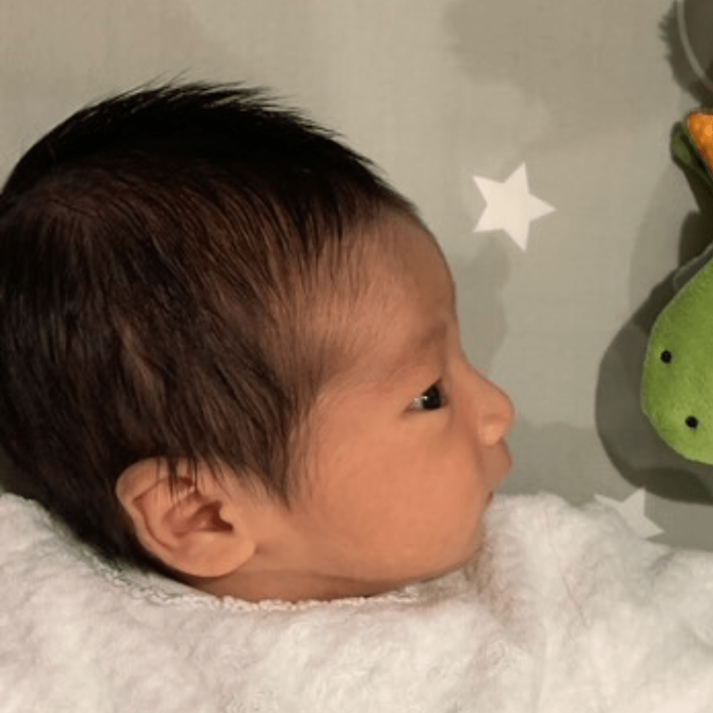 横顔の綺麗な赤ちゃん　→4年後、成長を遂げた現在の”まさかの姿”に…「めっちゃイケメン」「将来が楽しみ過ぎる」「素敵」